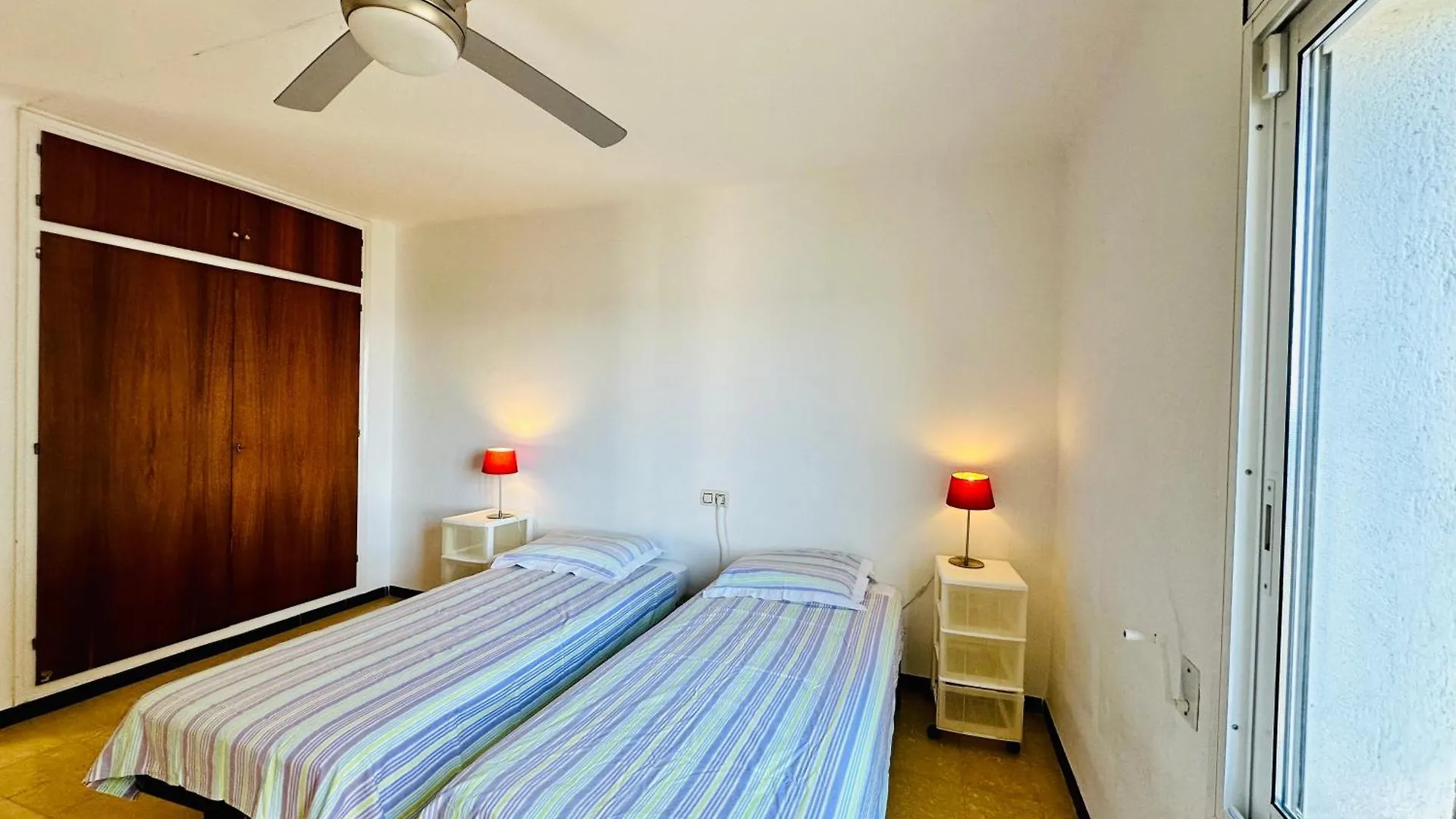 Vela - Apartamento Con Acceso Directo A La Playa Ρόζες 0*,